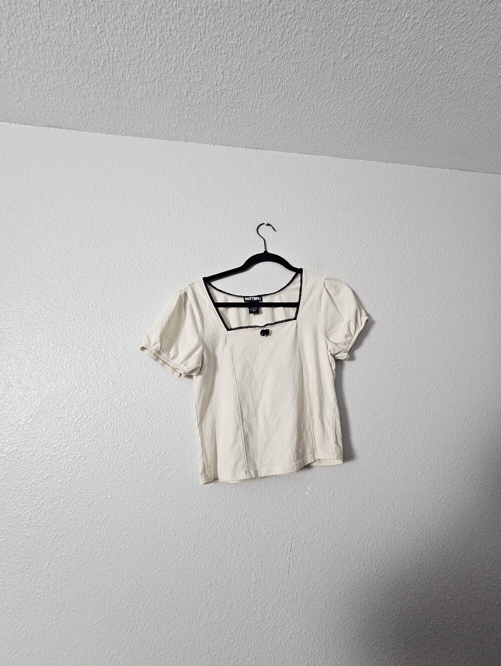 Womens Hot Topic Cream Square Neck Short Sleeve Top with Black Trim Sz M